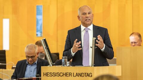 Landtag Justizminister Poseck am Rednerpult im Hessischen Landtag