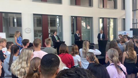 Schülerinnen und Schüler bei der Abschlussveranstaltung zum Tag des Rechtsstaates im Amtsgericht Wiesbaden mit Roman Poseck, Peter Beuth und Alexander Lorz 