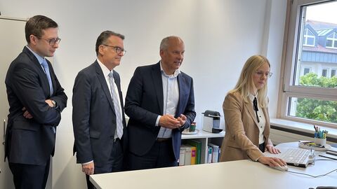 Dr. Andreas Stomps, Ständige Vertreter des Direktors, Stephan Schmidt, Direktor am Amtsgericht Bad Homburg, Justizminister Roman Poseck und Richterin Frau Schmidt-Oehl (v.l.n.r.)