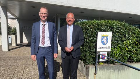 Justizminister Prof. Dr. Roman Poseck mit dem Direktor des Amtsgerichts Benno König Justizminister Prof. Dr. Roman Poseck mit dem Direktor des Amtsgerichts Benno König