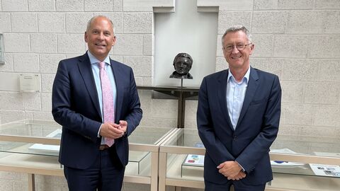 Justizminister Roman Poseck (links) mit Herrn Schäfer, Direktor des Arbeitsgerichts Darmstadt