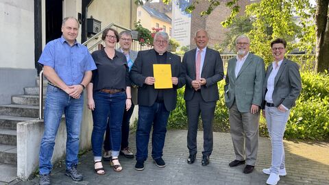 v.l.n.r. Herr Stanzel, Übergangsmanager, Frau Auer, Sachbereichsleitung, Herr Becker, Mitglied des Vorstands, Herr Pfarrer Fuchs, Vorsitzender des Vorstands, Roman Poseck, Justizminister, Herr Mach, Abteilungsleiter, Frau Schardt-Sauer, Landtagsabgeordnete  v.l.n.r. Herr Stanzel, Übergangsmanager, Frau Auer, Sachbereichsleitung, Herr Becker, Mitglied des Vorstands, Herr Pfarrer Fuchs, Vorsitzender des Vorstands, Roman Poseck, Justizminister, Herr Mach, Abteilungsleiter, Frau Schardt-Sauer, Landtagsabgeordnete