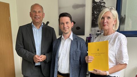 Justizminister Poseck übergibt den Zuwendungsbescheid an das Diakonische Werk