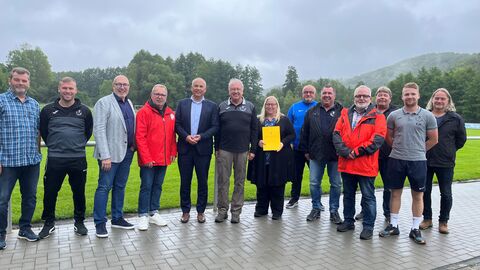 Förderbescheidübergabe SSC Juno Burg Justizminister Poseck übergibt einen Förderbescheid an den SSC Juno Burg 1921 e.V.