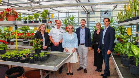 Justizstaatssekretärin Tanja Eichner mit Mitarbeitern der JVA Frankfurt am Main IV und des HMdJ