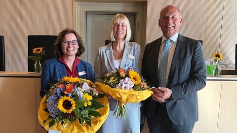 Anja Müller, ehemalige Leiterin der JVA Limburg, Carmen Röhrig, Leiterin der JVA Limburg und Justizminister Roman Poseck (v.l.n.r.)