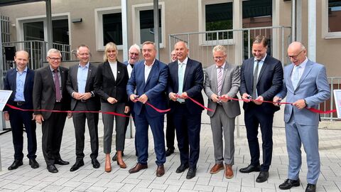 Landtagsabgeordneter Max Schad, Landtagsabgeordneter Gerald Kummer, Landtagsabgeordneter Heiko Kasseckert, Geschäftsführerin der Baugesellschaft Mirja Dorny, Vizepräsident des Hessischen Landtags Jörg-Uwe Hahn, Oberbürgermeister Claus Kaminsky, Justizminister Roman Poseck, Kreisbeigeordneter Winfried Ottmann, Polizeipräsident des Polizeipräsidiums Südosthessen Daniel Muth und Landespolizeipräsident Robert Schäfer