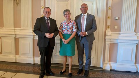 Justizminister Roman Poseck mit dem Präsidenten des Verwaltungsgerichts Darmstadt Thomas Metz und der bisherigen Präsidentin des Verwaltungsgerichts Darmstadt Dagmar Rechenbach