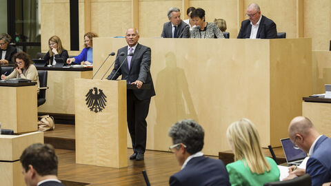 Justizminister Roman Poseck spricht im Bundesrat zum Justizstandortstärkungsgesetz Justizminister Roman Poseck spricht im Bundesrat zum Justizstandortstärkungsgesetz
