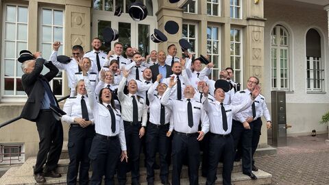 Justizminister Roman Poseck begrüßt neue Obersekretärinnen und Obersekretäre im Allgemeinen Justizvollzugsdienst