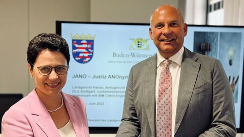 Justizminister Poseck mit Justizministerin Gentges Justizminister Poseck gemeinsam mit Justizministerin Gentges vor einem Bildschirm mit dem Wappen des Landes Hessen und des Landes Baden-Württemberg