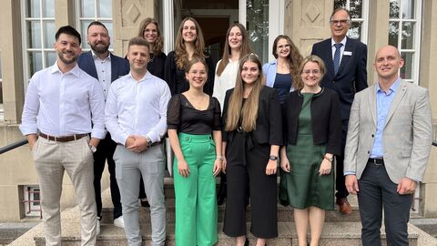 Staatssekretärin Tanja Eichner mit dem stellvertretenden Leiter des W. B. Wagnitz-Seminars Mühlberger und den Absolventinnen und Absolventen.