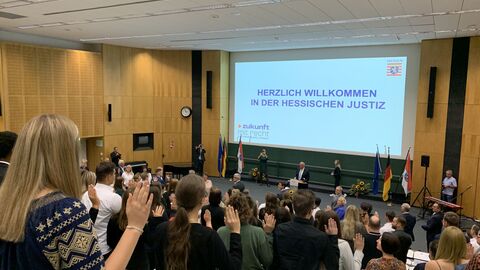 Justizminister Roman Poseck vereidigt Anwärterinnen und Anwärter des mittleren und gehobenen Justizdienstes  Justizminister Roman Poseck vereidigt Anwärterinnen und Anwärter des mittleren und gehobenen Justizdienstes