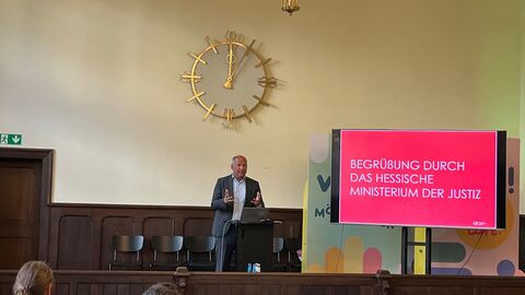 Justizminister Roman Poseck besucht Workshop-Reihe zum Thema „Künstliche Intelligenz für die Justiz"