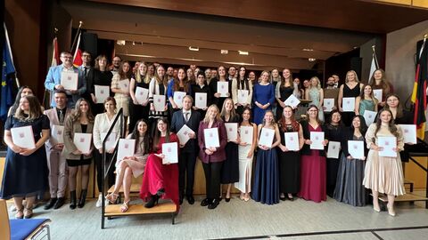 Frau Justizstaatssekretärin Tanja Eichner begrüßt neue Rechtspflegerinnen und Rechtspfleger in der hessischen Justiz