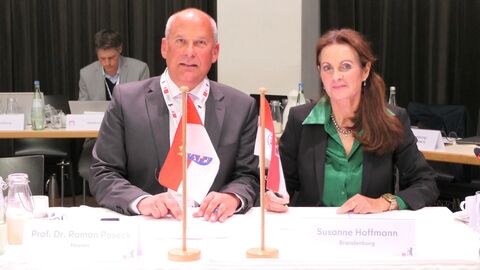 Justizminister Roman Poseck und Justizministerin Hoffmann schauen in Kamera