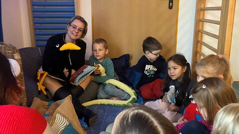 Justizstaatssekretärin liest am für die Kinder der Kita „Bunte Kiste“ vor 