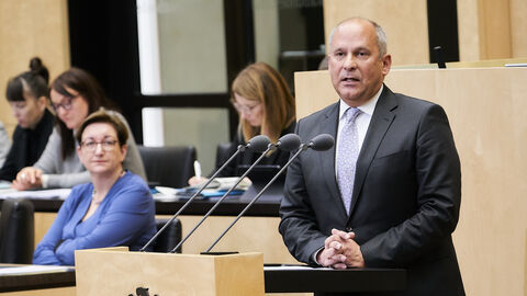 Justizminister Roman Poseck steht am Rednerpult im Bundesrat