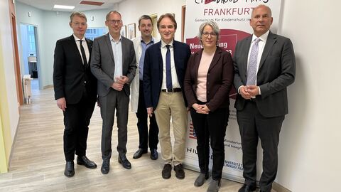 Justizminister Roman Poseck, Sozial- und Integrationsminister Kai Klose und Kerstin Claus, Unabhängige Beauftragte für Fragen des sexuellen Kindesmissbrauchs der Bundesregierung, informieren sich gemeinsam über Maßnahmen zum Schutz von Kindern  Prof. Dr. Jürgen Graf, Direktor des Universitätsklinikums Frankfurt, Sozial- und Integrationsminister Kai Klose, Prof. Dr. Baz Bartels, Leiter der Kinderschutzambulanz, Prof. Dr. Matthias Kieslich, Facharzt für Kinder- und Jugendmedizin, Kerstin Claus, Unabhängige Beauftragte für Fragen des sexuellen Kindesmissbrauchs der Bundesregierung und Justizminister Roman Poseck