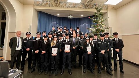 Justizminister Roman Poseck begrüßt Nachwuchskräfte im hessischen Justizvollzug