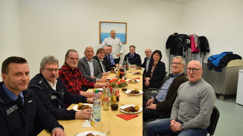 Roman Poseck beim Weihnachtsbesuch der JVA Schwalmstadt
