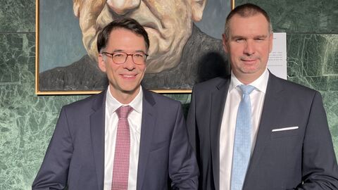 Justizminister Heinz steht neben dem Präsident des Oberlandesgerichts Frankfurt am Main.