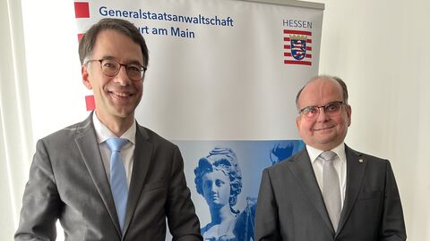 Justizminister Christian Heinz und Generalstaatsanwalt Torsten Kunze stehen vor Wand