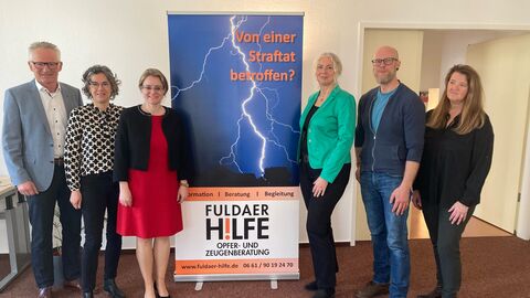 Frau Staatssekretärin Eichner mit Vorstandsmitgliedern und Mitarbeiterinnen und Mitarbeitern der Fuldaer Hilfe