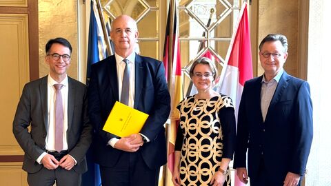 Justizminister Christian Heinz mit Dr. Wilhelm Wolf, Tanja Eichner und Jürgen De Felice