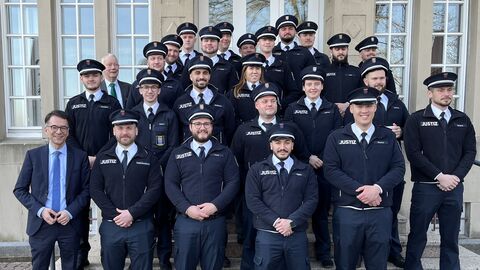 Justizminister Christian Heinz und 23 Beamtinnen und Beamten des allgemeinen Justizvollzugsdienstes 