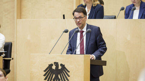 Justizminister Christian Heinz spricht im Bundesrat und steht an einem Rednerpult