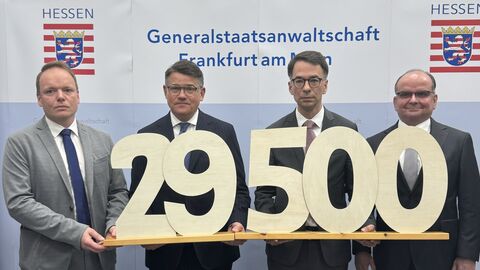Oberstaatsanwalt Dr. Benjamin Krause (ZIT), Hessischer Ministerpräsident Boris Rhein, Hessischer Minister der Justiz und für den Rechtsstaat Christian Heinz, Generalstaatsanwalt Torsten Kunze.
