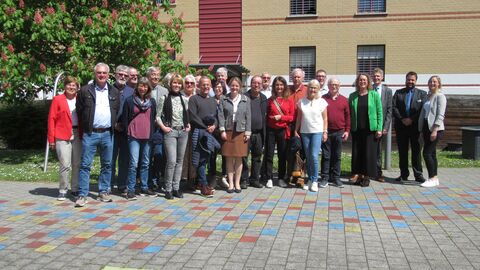 Staatssekretärin Eichner mit Vertretern des HMdJ, der Leitung der JVA Frankfurt am Main III und den Anstaltsbeiräten