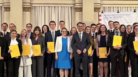 Staatssekretärin Tanja Eichner und Justizminister Christian Heinz sowie die Absolventinnen und Absolventen Staatssekretärin Tanja Eichner und Justizminister Christian Heinz sowie die Absolventinnen und Absolventen