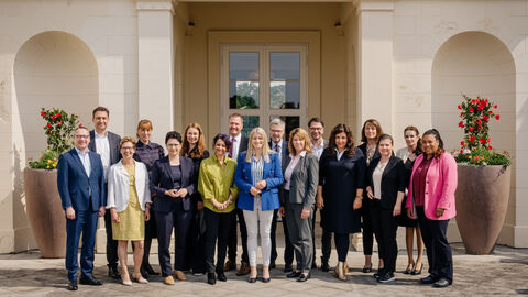 Justizministerkonferenz Die Justizminiterinnen und Justizminister zum Gruppenfoto aufgestellt vor einem Gebäude.