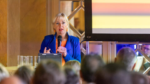 Digitalministerin Sinemus steht vor Publikum und spricht in ein Mikrofon.