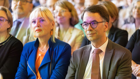 Digitalministerin Sinemus und Justizminister Heinz sitzen nebeneinander im Publikum.