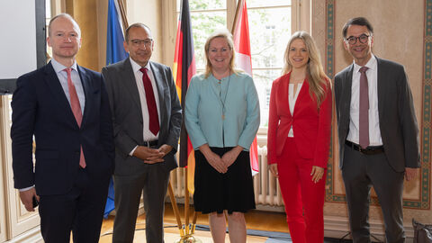 Mehrere Personen, darunter Justizminister Heinz, stehen nebeneinander zum Gruppenfoto.