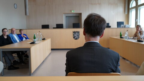 Justizminister Christian Heinz sitzt im Landgericht Limburg.