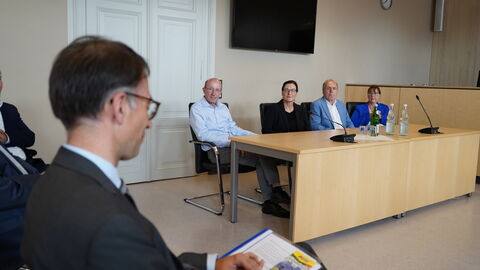 Justizminister Christian Heinz sitzt im Landgericht Limburg