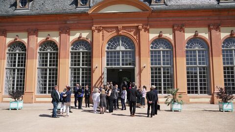 Amtswechselfeier Landessozialgericht Menschen stehen vor der Orangerie in Darmstadt