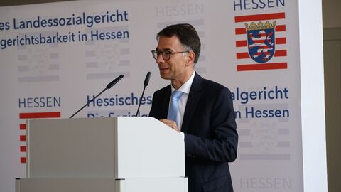Amtswechselfeier Landessozialgericht Justizminister Heinz steht am Rednerpult und spricht