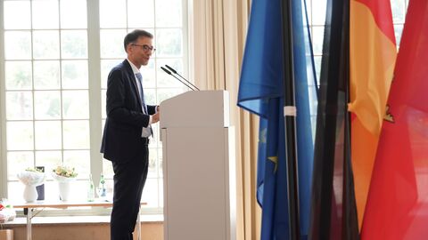 Amtswechselfeier Landessozialgericht Justizminister Heinz wird seitlich gezeigt wie er am Rednerpult spricht