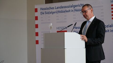 Amtswechselfeier Landessozialgericht Dr. Alexander Seitz steht am Rednerpult
