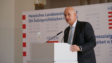 Amtswechselfeier Landessozialgericht Dr. Alexander Seitz steht am Pult und redet ins Mikrofon
