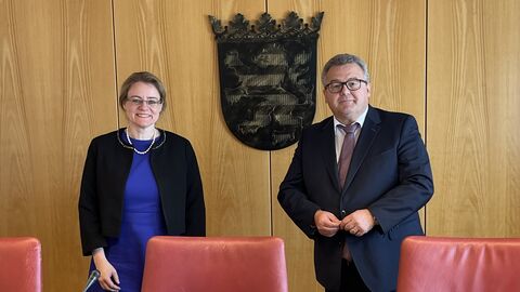 Staatssekretärin Tanja Eichner und Präsident des Finanzgerichts Michael Knab stehen nebeneinander