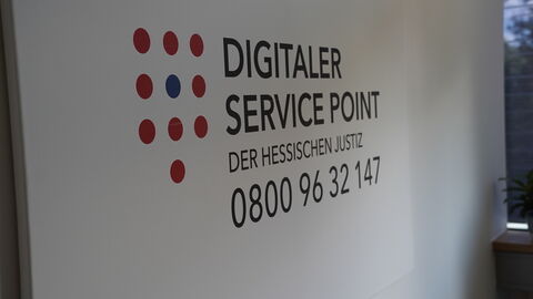 Digitaler Servicepoint Schild mit Informationen "Digitaler Servicepoint der hessischen Justiz, 0800 9632147"