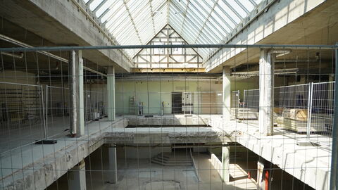 Ansicht von einem Gebäude von innen. Es wird gerade noch fertig gebaut und gleicht einer Baustelle.