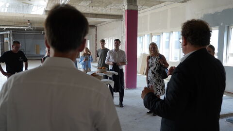 Justizminister Heinz steht in dem Neubau mit Rechtsreferendarinnen und Rechtsreferendaren.