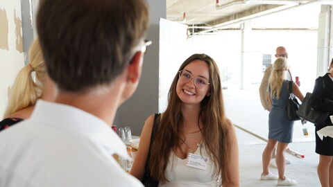 Justizminister Heinz unterhält sich mit einer Frau.